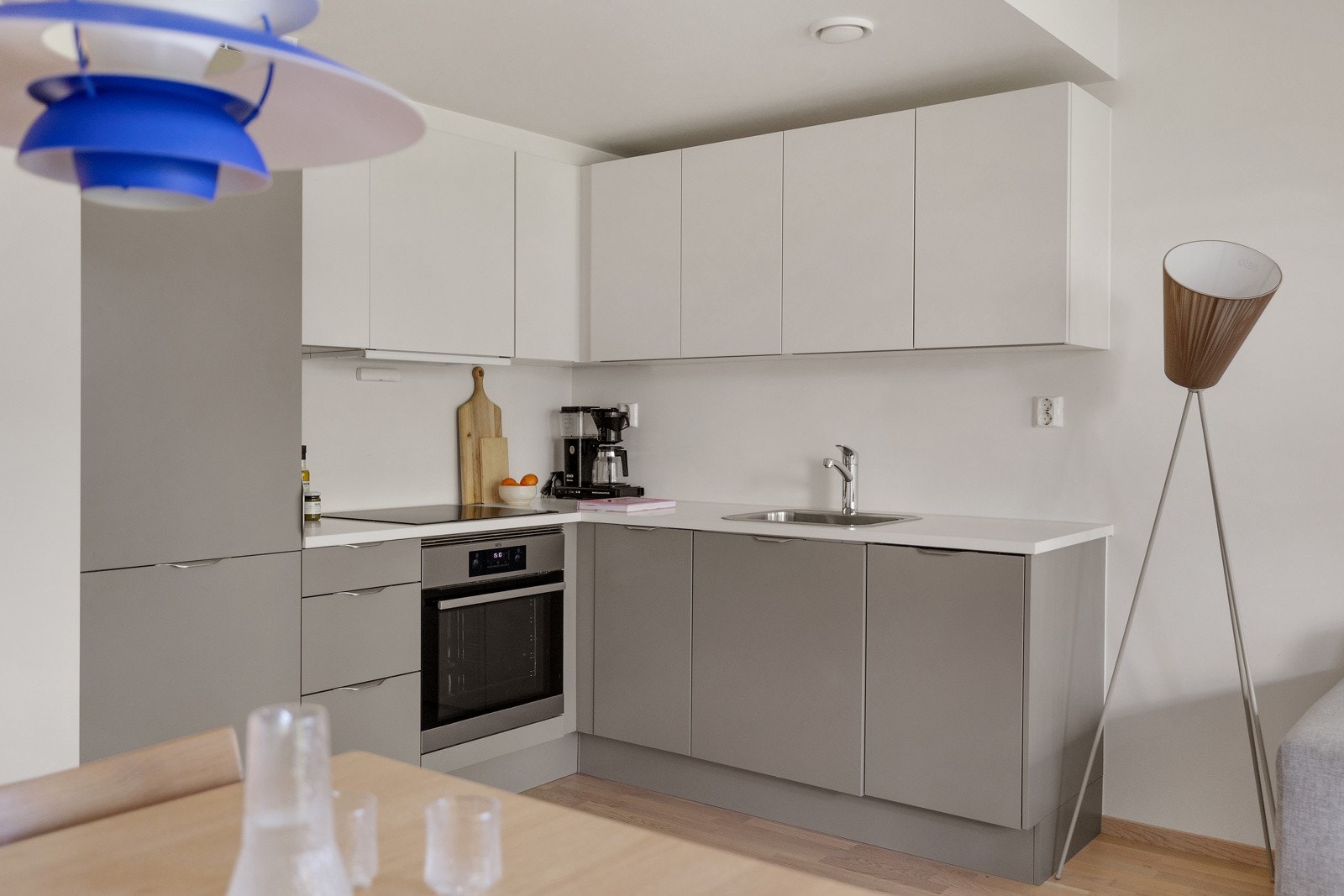 Kjøkkenet er utstyrt med integrerte hvitevarer som induksjonstopp, stekeovn, oppvaskmaskin og kjøleskap med frysedel. Galleribilde