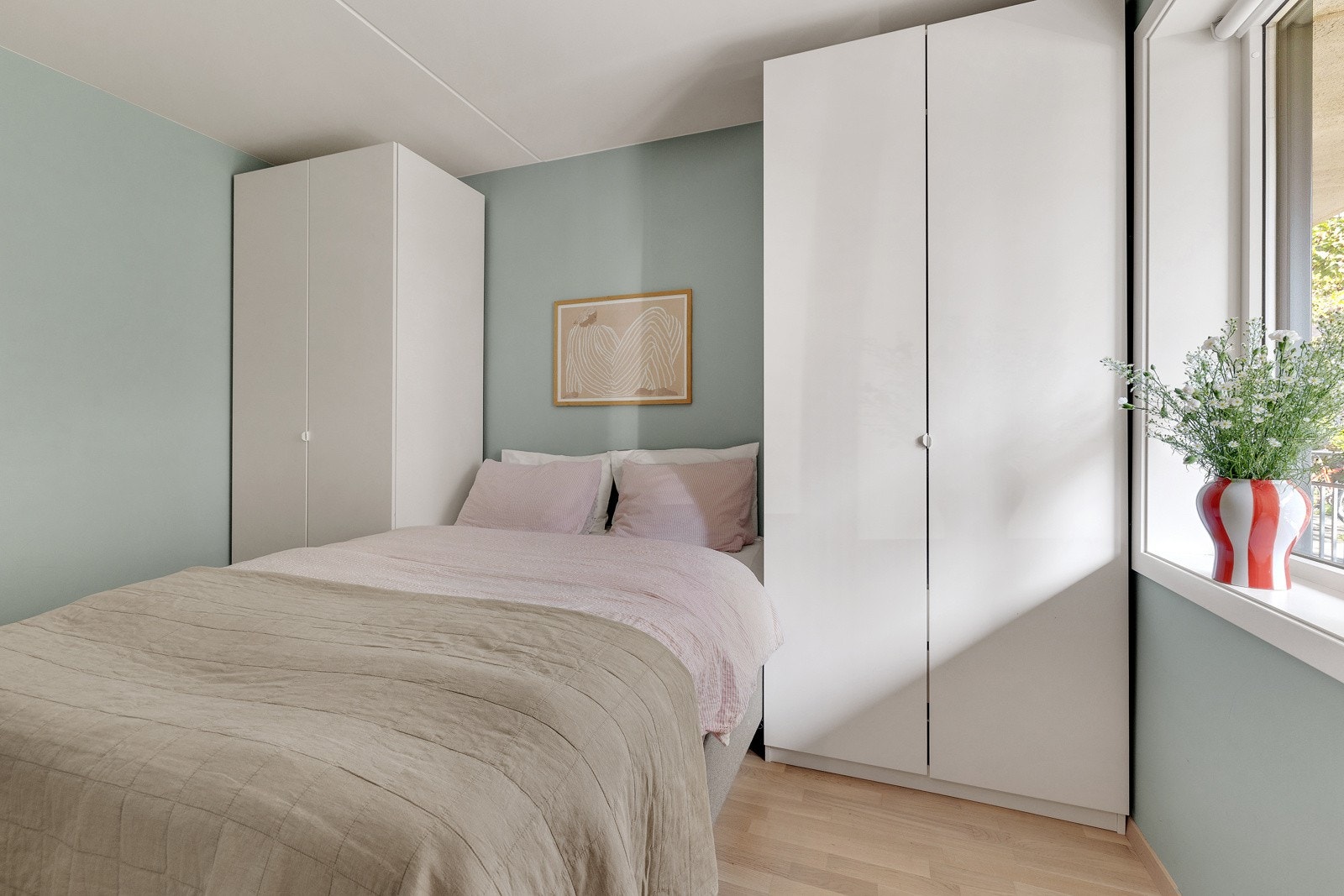 På soverommet er det god plass til dobbeltseng og god lagringsplass i to garderobeskap som medfølger. Galleribilde
