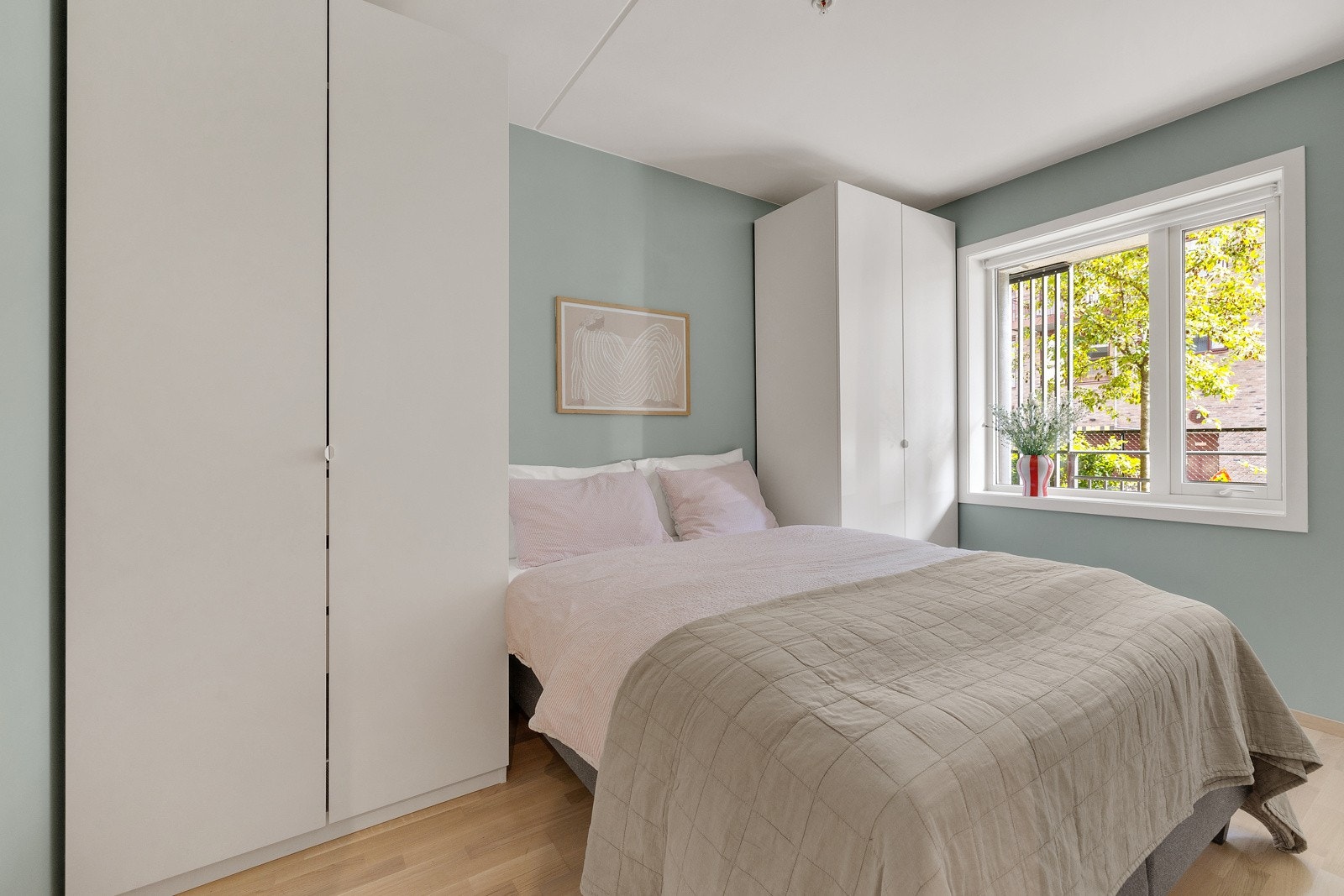 Leiligheten har et lyst og innbydende soverom. Galleribilde