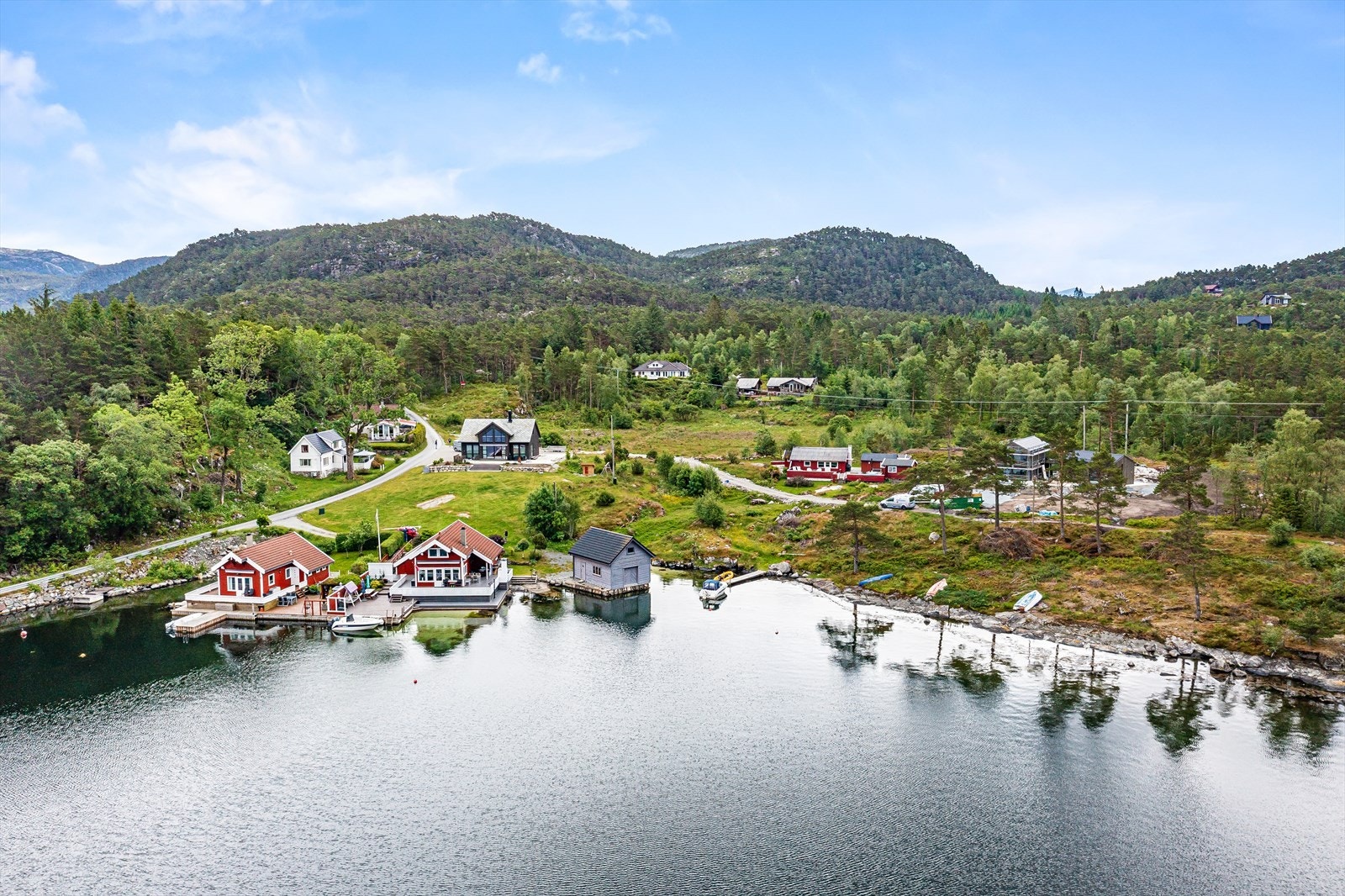 Hyttefeltet ligger like Idsalsundet med gode muligheter for vannsportsaktiviteter og padling Galleribilde