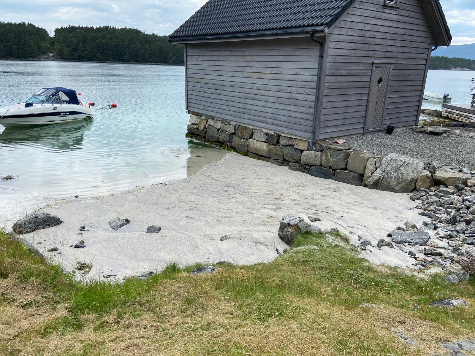Hyttetomtene ligger med kort gange ned til sjøen i Nesaviga. Galleribilde