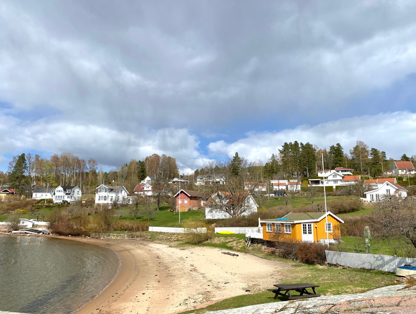 Populær offentlig badestrand like nedenfor Galleribilde