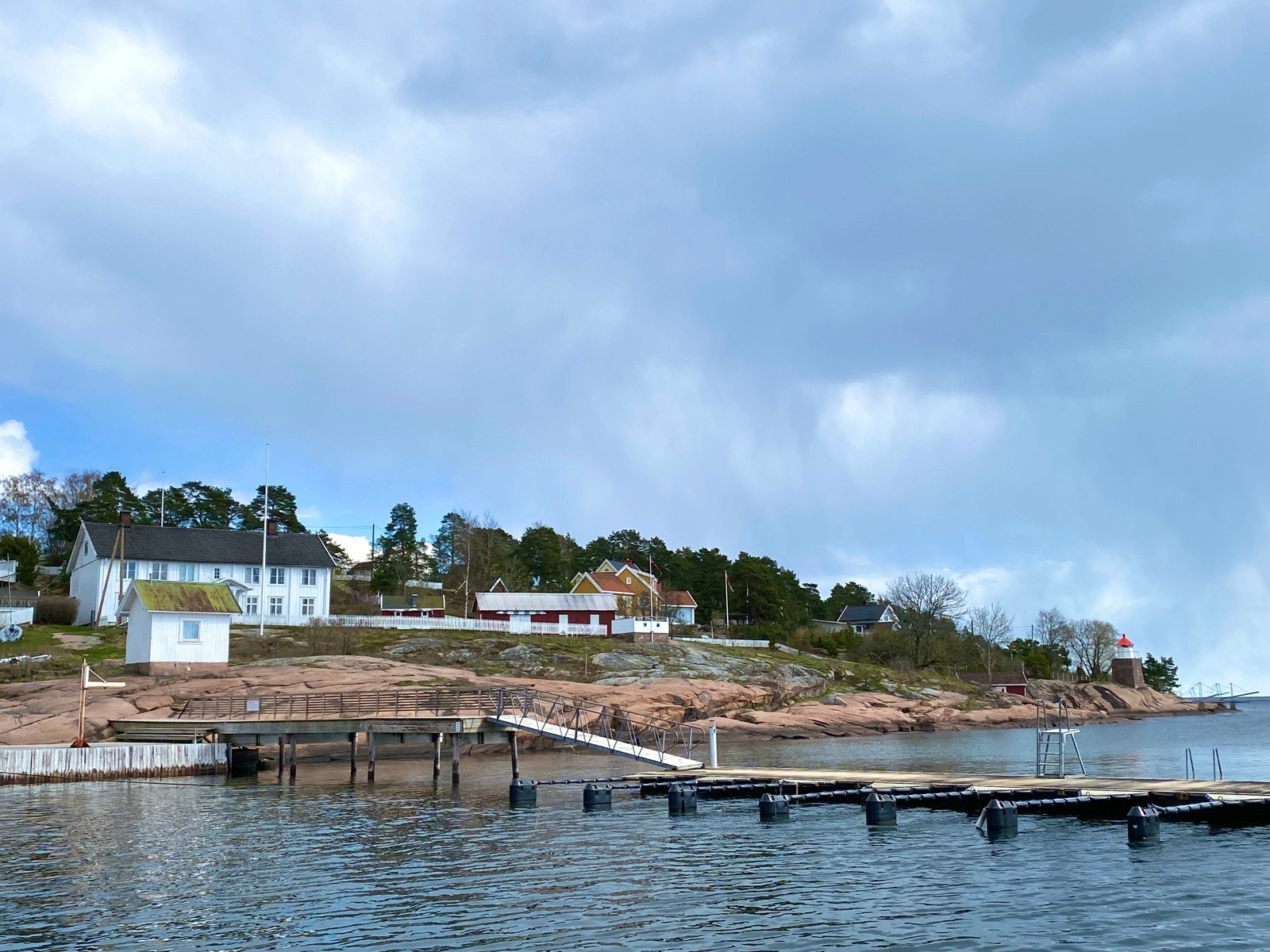 Store flottte badeområder med strand og svaberg like nedenfor eiendommen Galleribilde