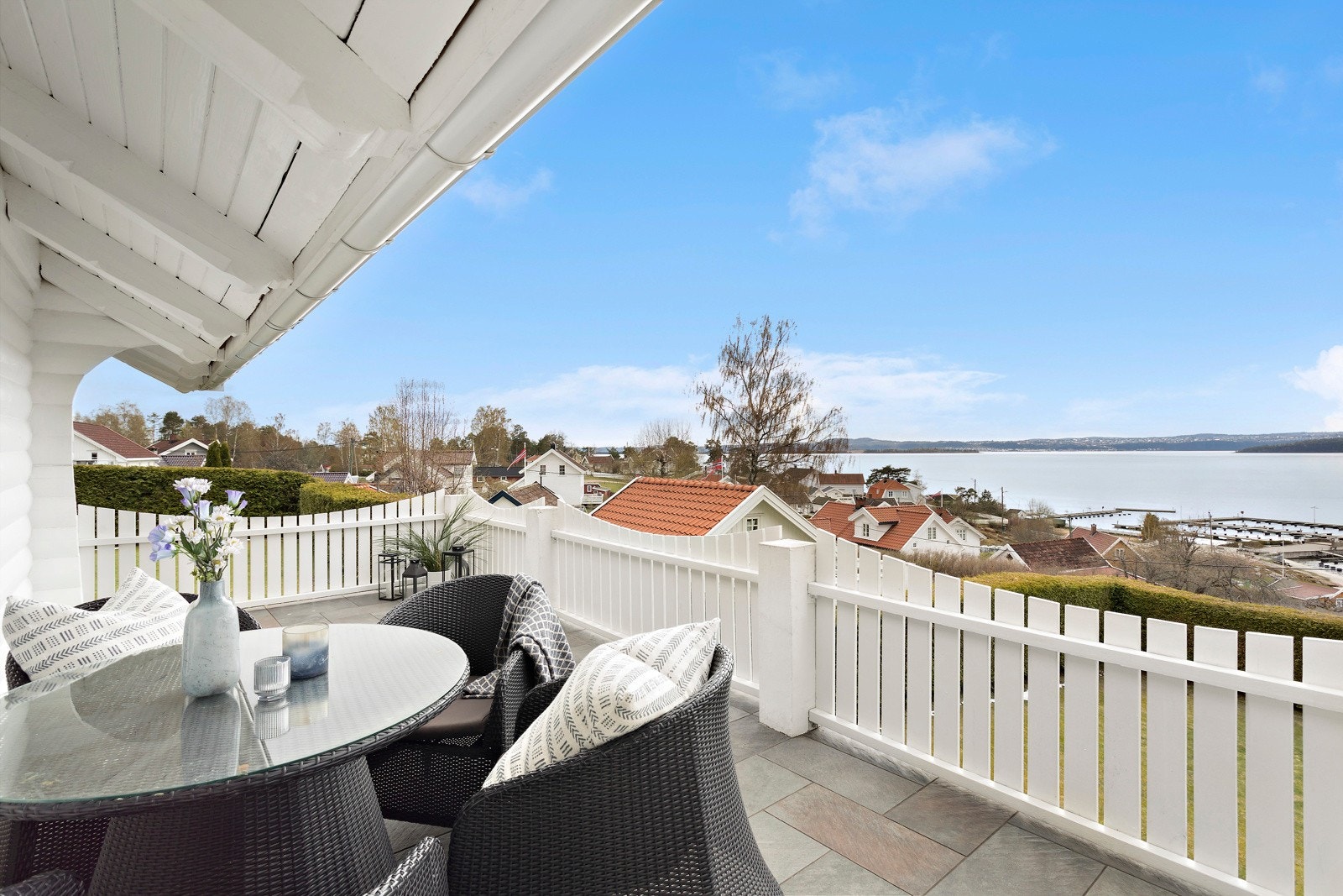 Enkel adkomst fra stue til flislagt terrasse når middagen serveres ute. Galleribilde