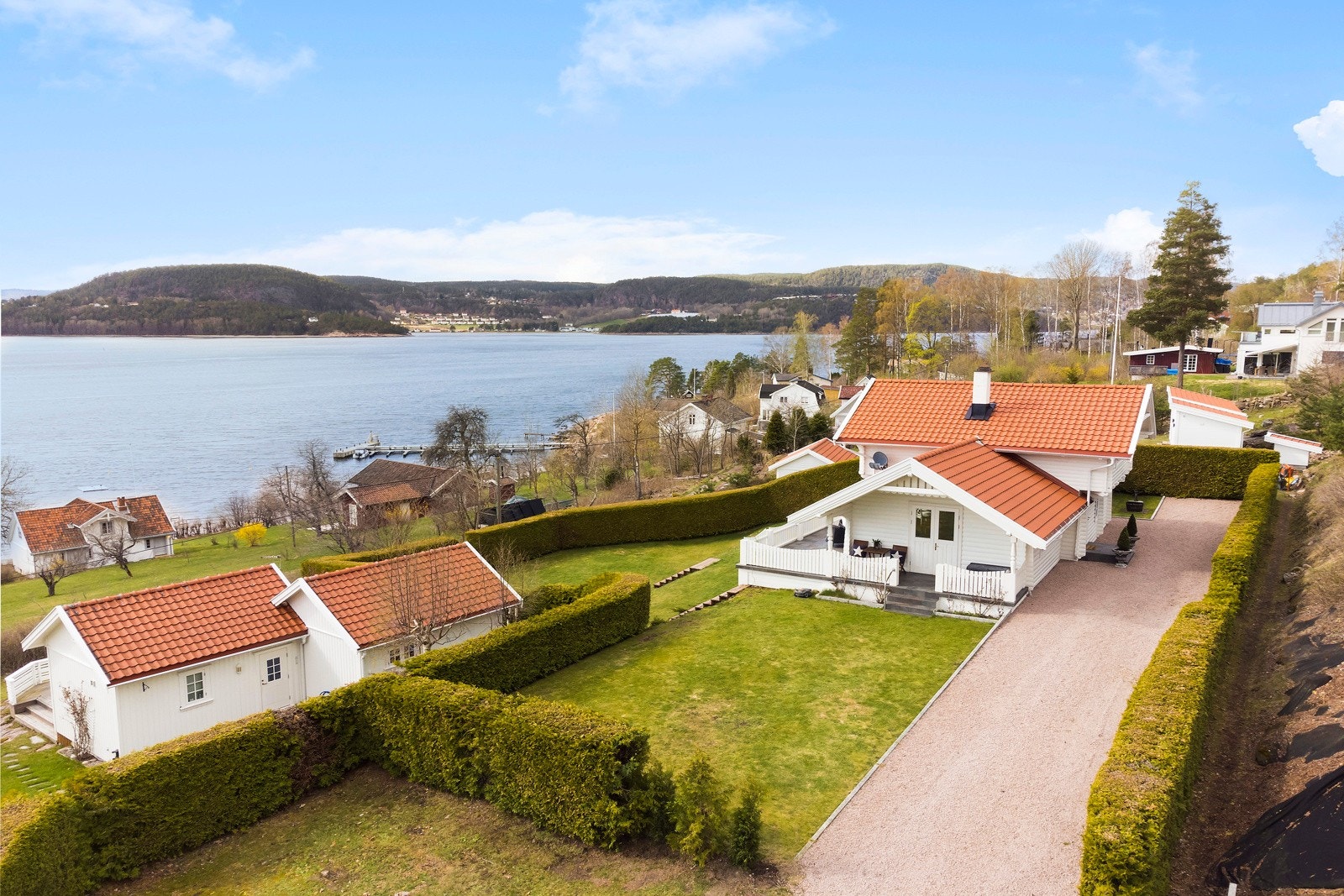 Kun et steinkast fra de anerkjente badeforholdene på Rødtangen med sandstrand, svaberg og ikke minst moderne bryggeanlegg Galleribilde