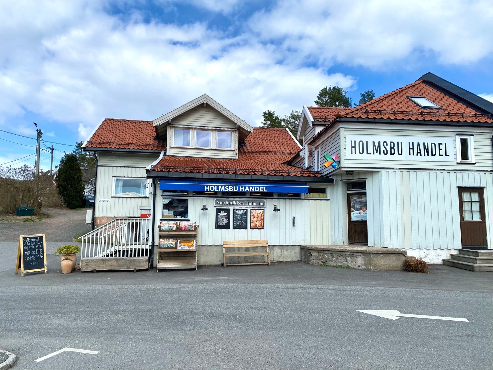 Holmsbu har også et hotell og en landhandel Galleribilde