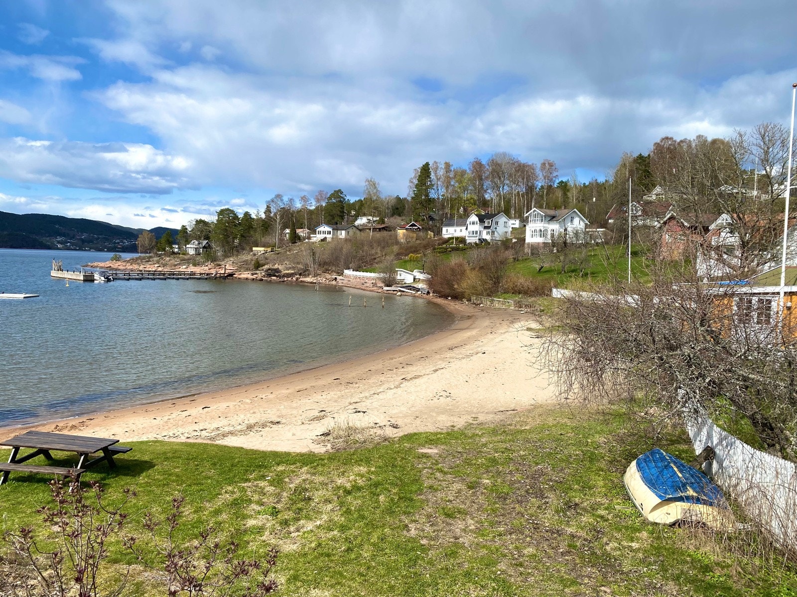 Populær offentlig badestrand like nedenfor Galleribilde