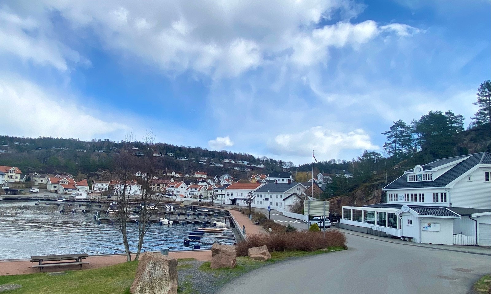 Sørlandsperlen Holmsbu har et yrende liv om sommeren - "Privaten" (bildet) har mange konserter i sommerhalvåret Galleribilde