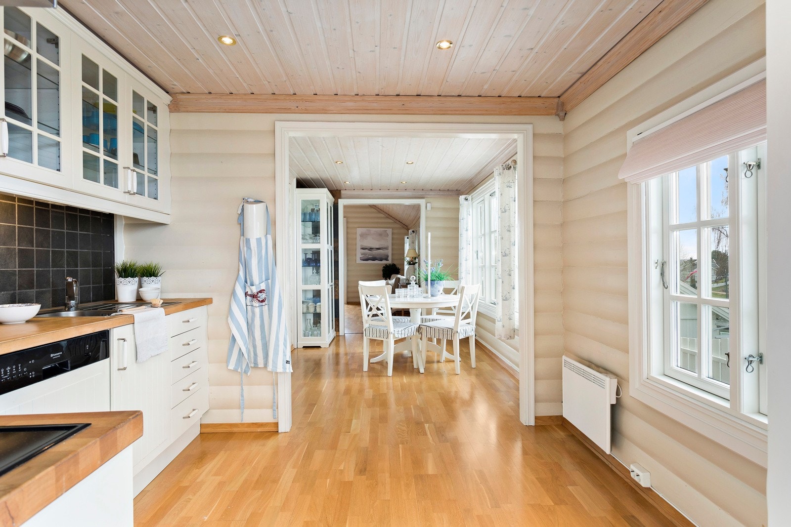 Kjøkken med panoramavindu Galleribilde