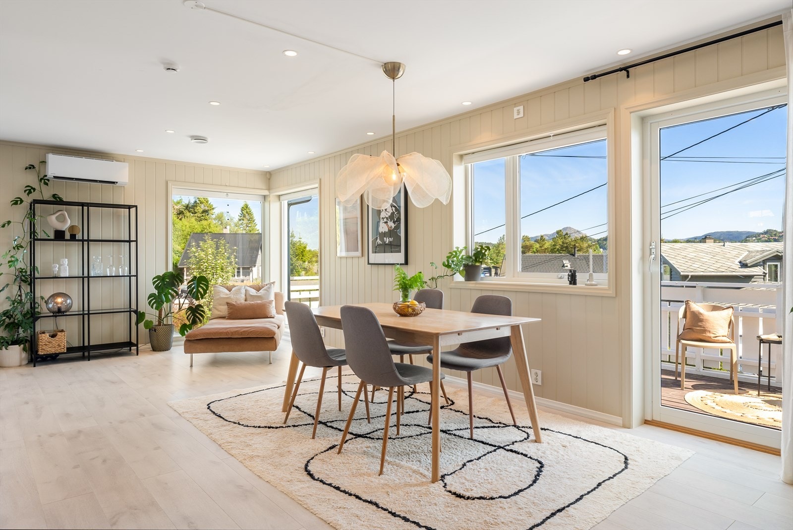 Innvendig er boligen moderne med downlights i himling lysmalte overflater og pent laminatgulv. Galleribilde