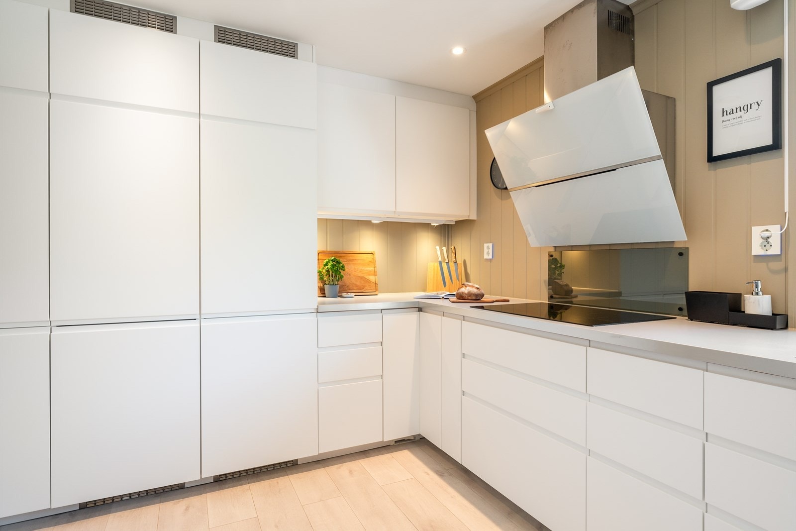 Integrerte hvitevarer: Stekeovn, platetopp, mikrobølgeovn, stekeovn med dampfunksjon og varmeskuff. Galleribilde