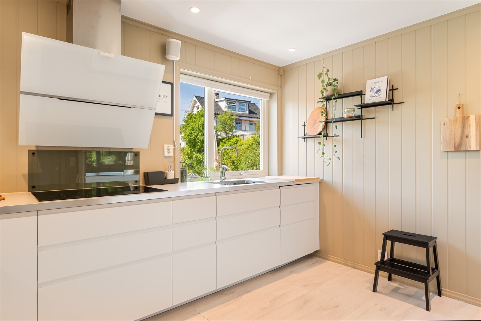 Det er downlights i himling og laminat på gulv. Galleribilde