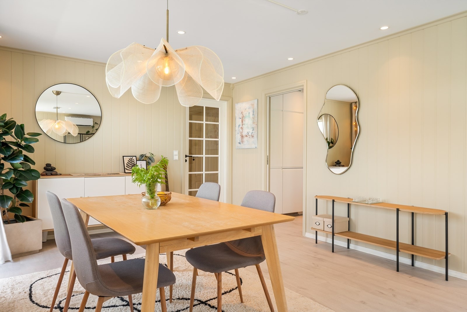 Stuens spisestuedel kan innredes etter ønske, med plass til både vitrineskap og langbord. Galleribilde