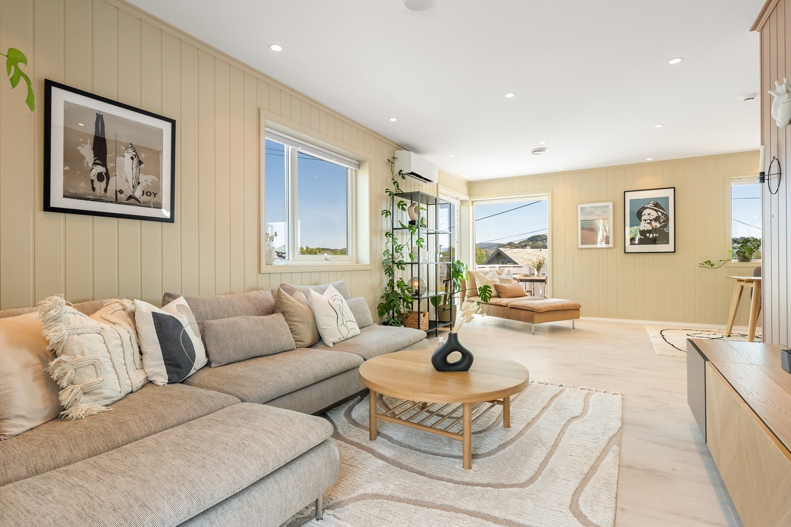 Innerst i rommet er det god plass til en romslig hjørnesofa og TV-møbel. Galleribilde