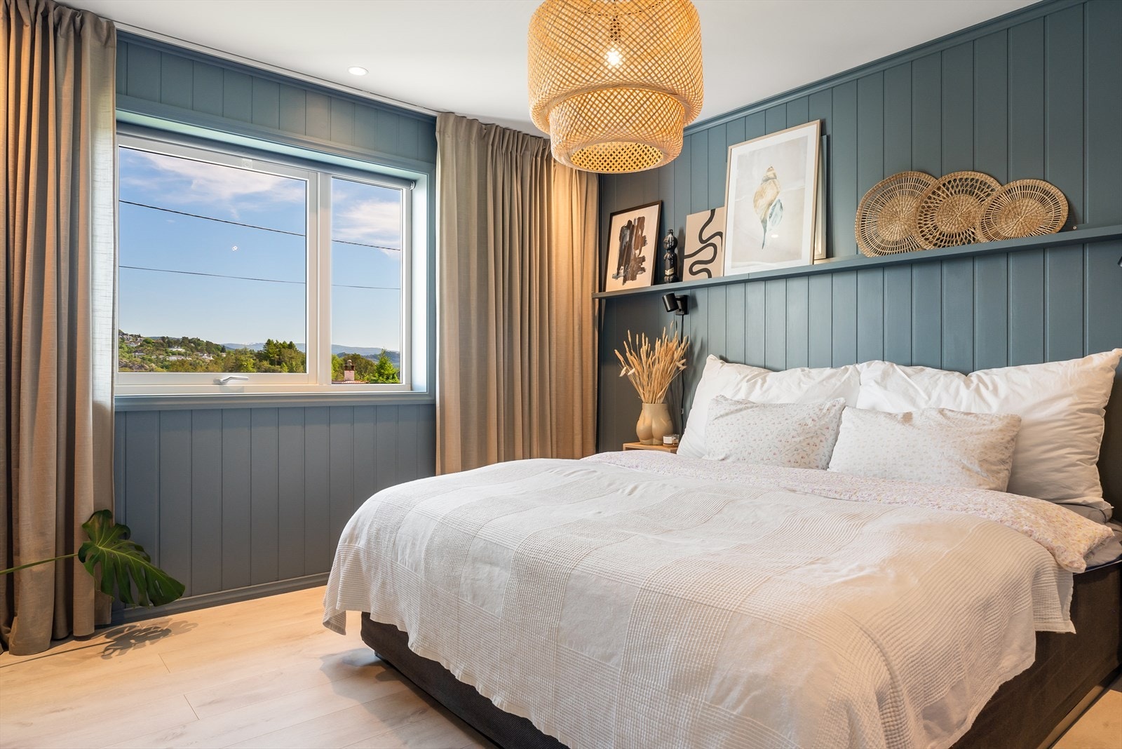 Soverommet i hovedetasjen er av god størrelse og malt i en delikat blåtone. Her kan man innrede med dobbeltseng og nattbord. Galleribilde