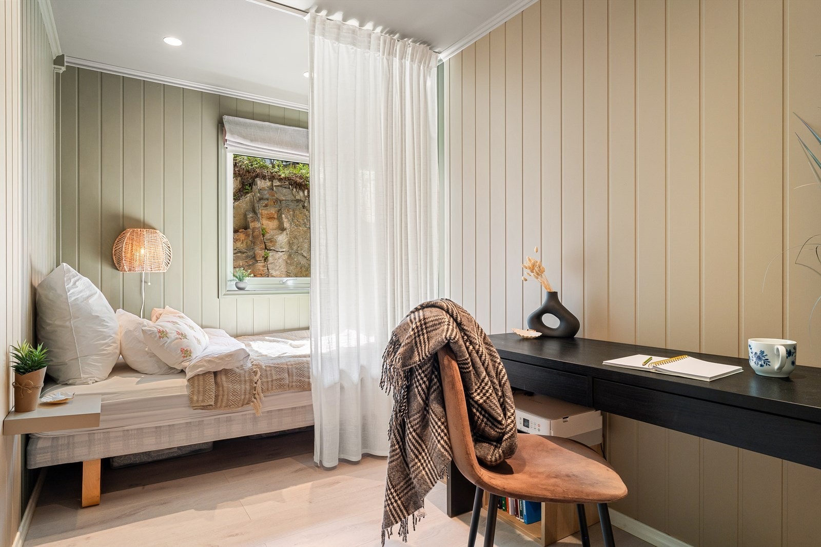 Soverommene er malt i duse fargetoner, med downlights i himling og laminat på gulv. Galleribilde