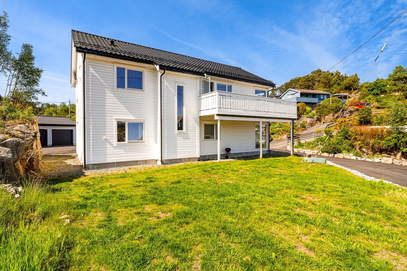 Enebolig over 2 etasjer med utleieleilighet, dobbel garasje og frittliggende sportsbod. Galleribilde