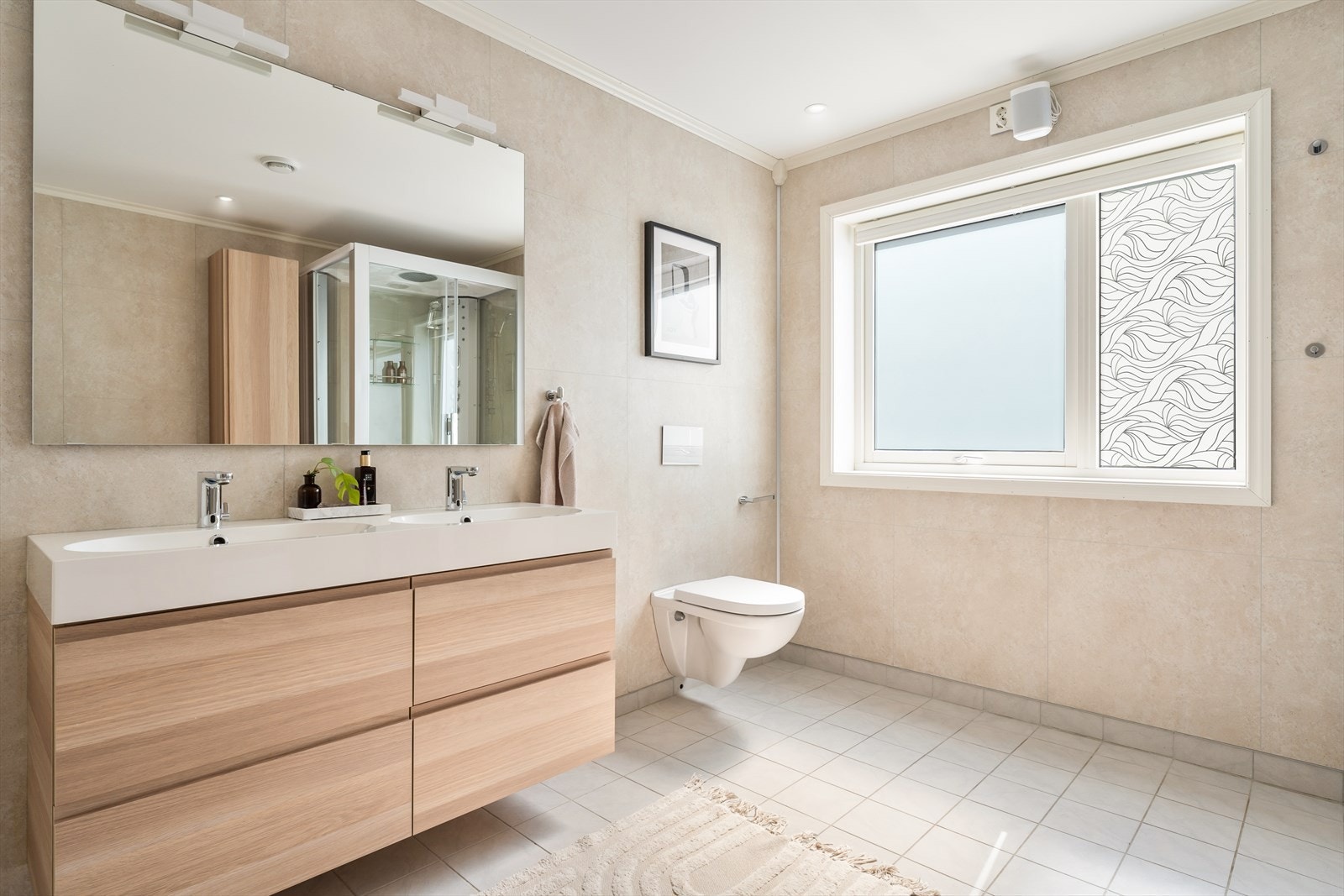 I boligen er det totalt tre bad. Bad i hovedetasjen har downlights i himling, fliser og varme på gulv samt baderomsplater på vegg. Galleribilde