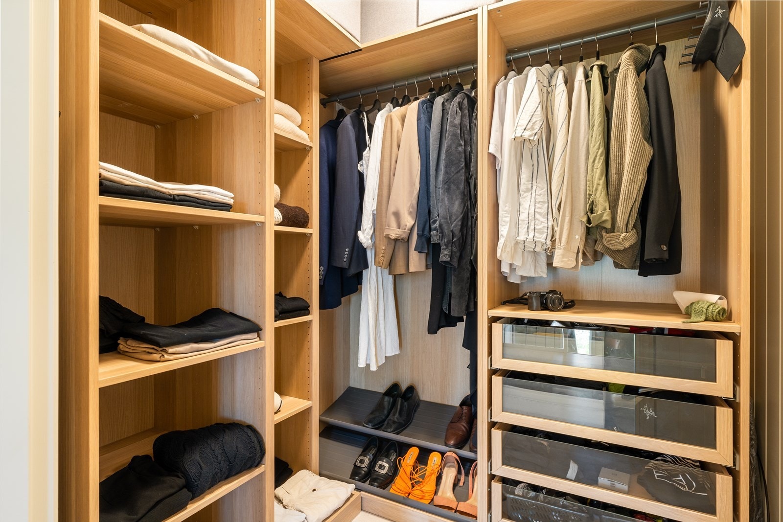 Bod som er innredet som garderobe med god plass til klær for to personer. Galleribilde