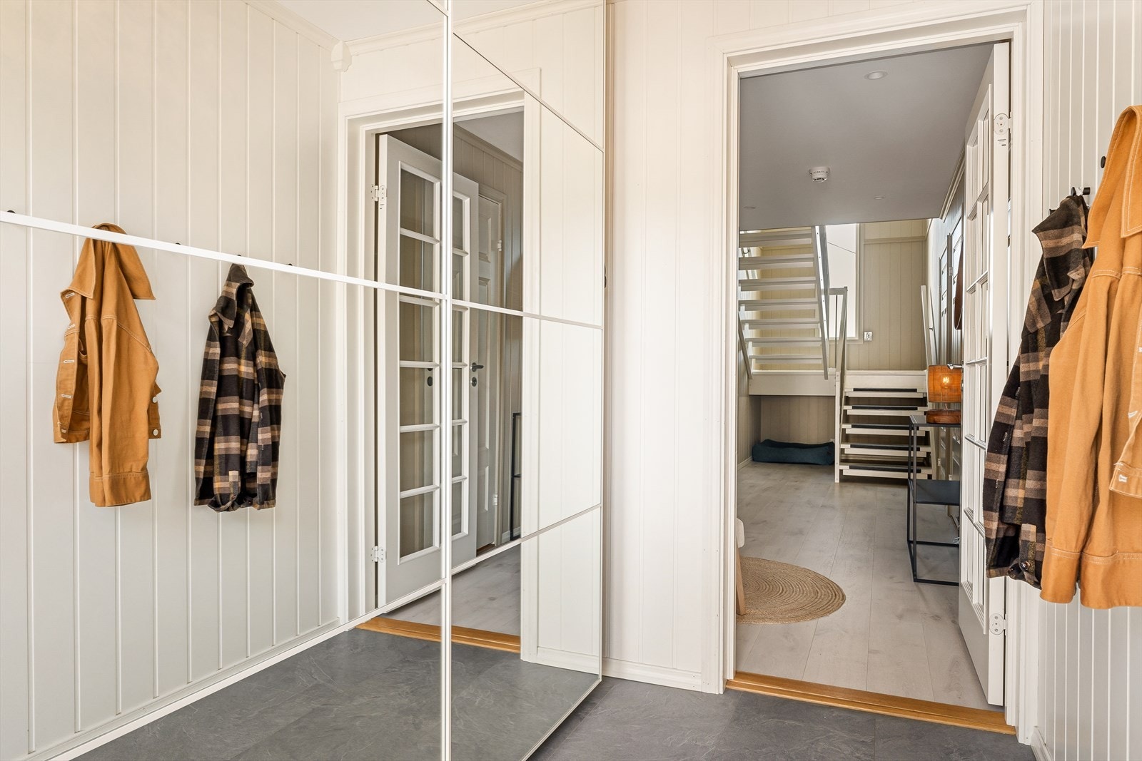 Entré/gang har skyvedørsgarderobe med speilfronter. Galleribilde
