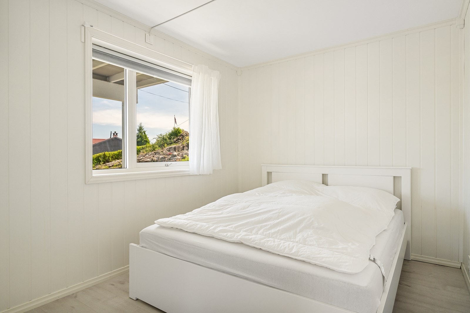 Soverom av god størrelse med plass til dobbeltseng. Galleribilde