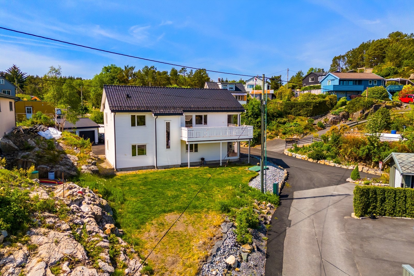 Hage med plen i front av boligen. Galleribilde