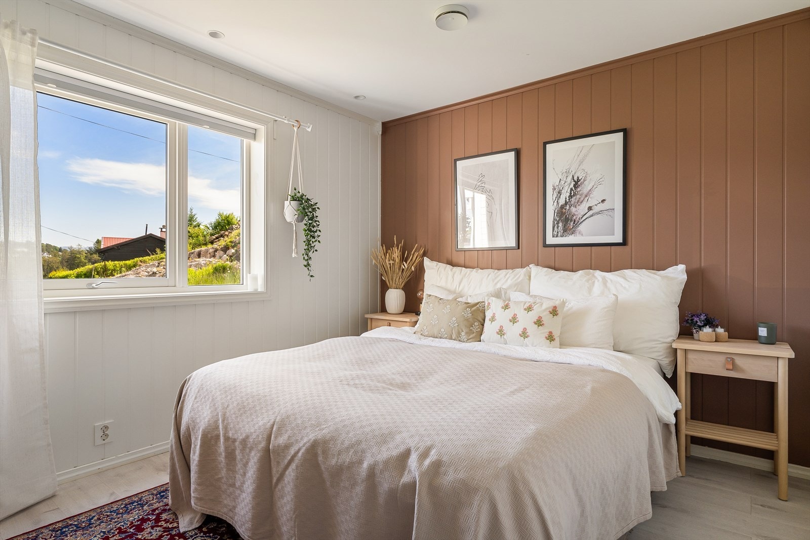 Hoveddelens underetasje består av 2 soverom, bad, vaskerom, mellomgang og gang/entré. Galleribilde