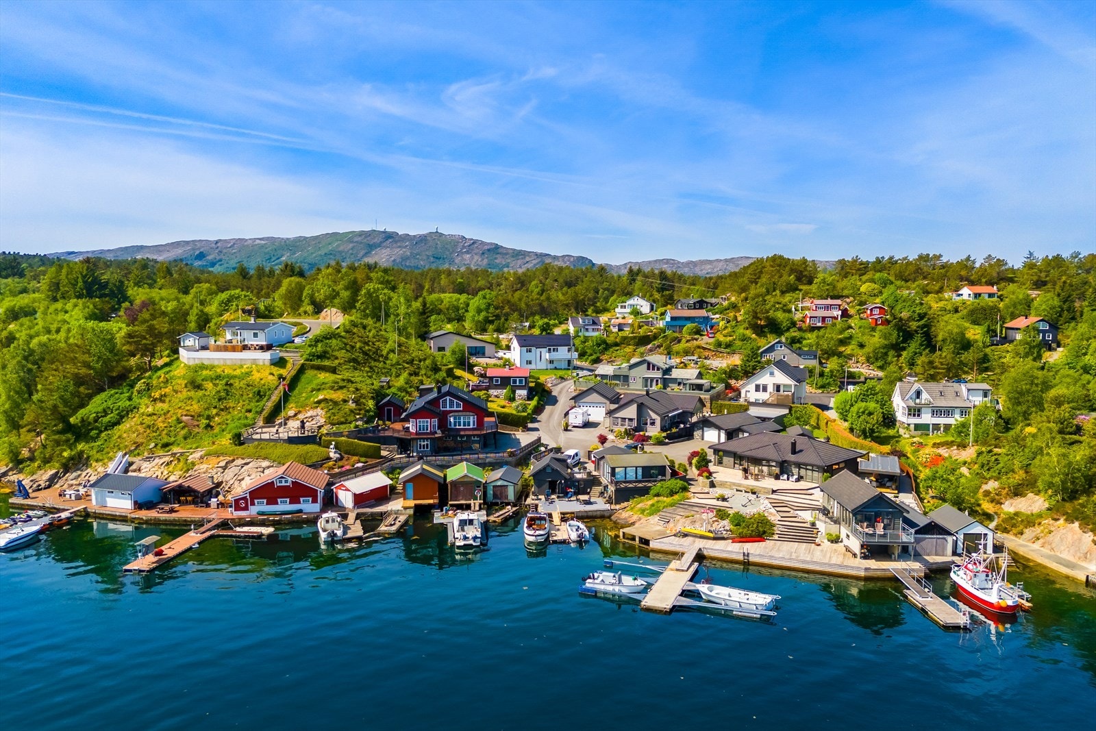 Fløsteinspollen er et sosialt men rolig område på Bjorøy, med stor variasjon i nabolaget, her er det både voksne beboere og barnefamilier. Galleribilde
