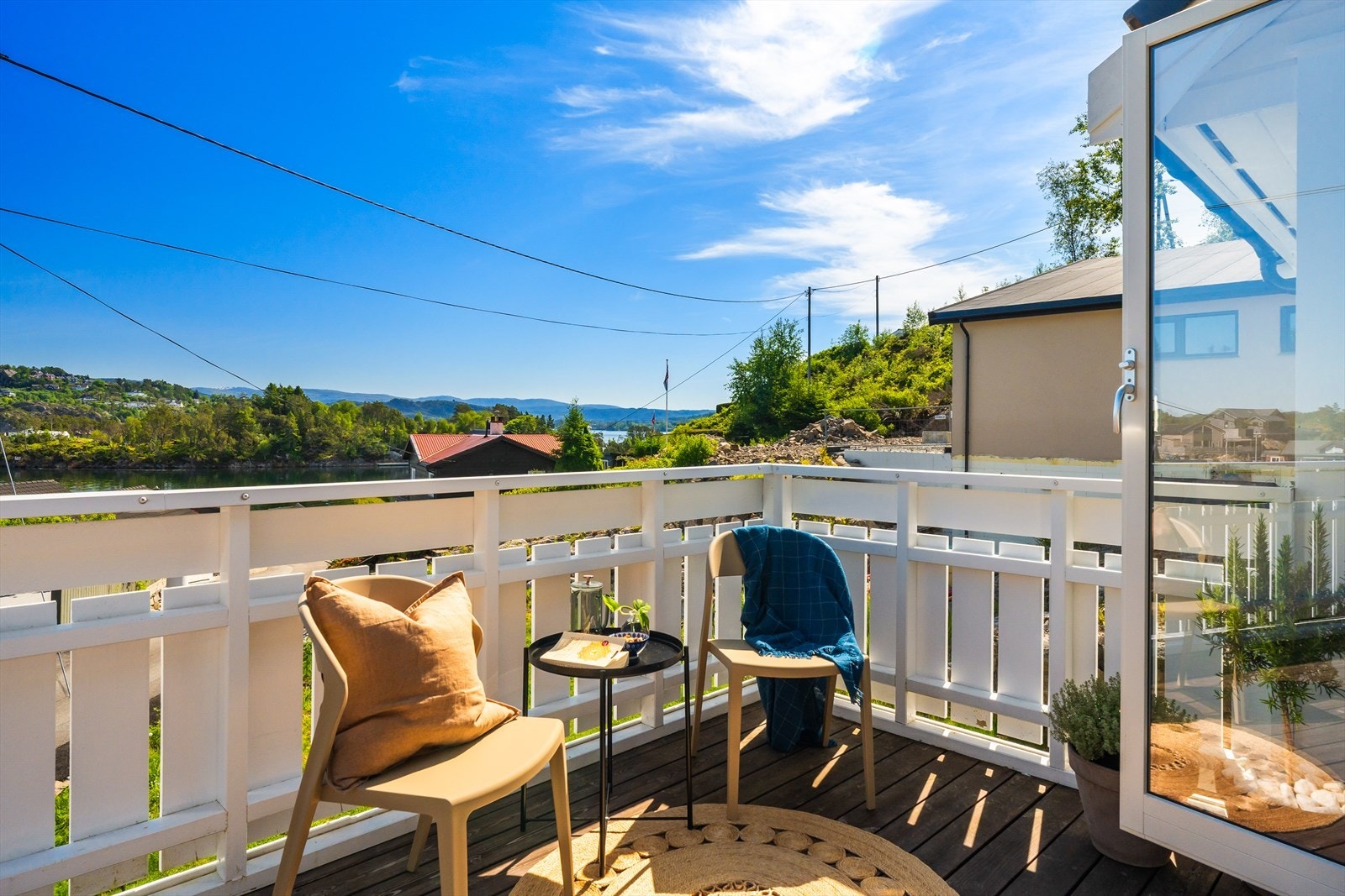 Herfra kan man nyte utsikt mot sjø, fine solforhold og rolige omgivelser. Galleribilde