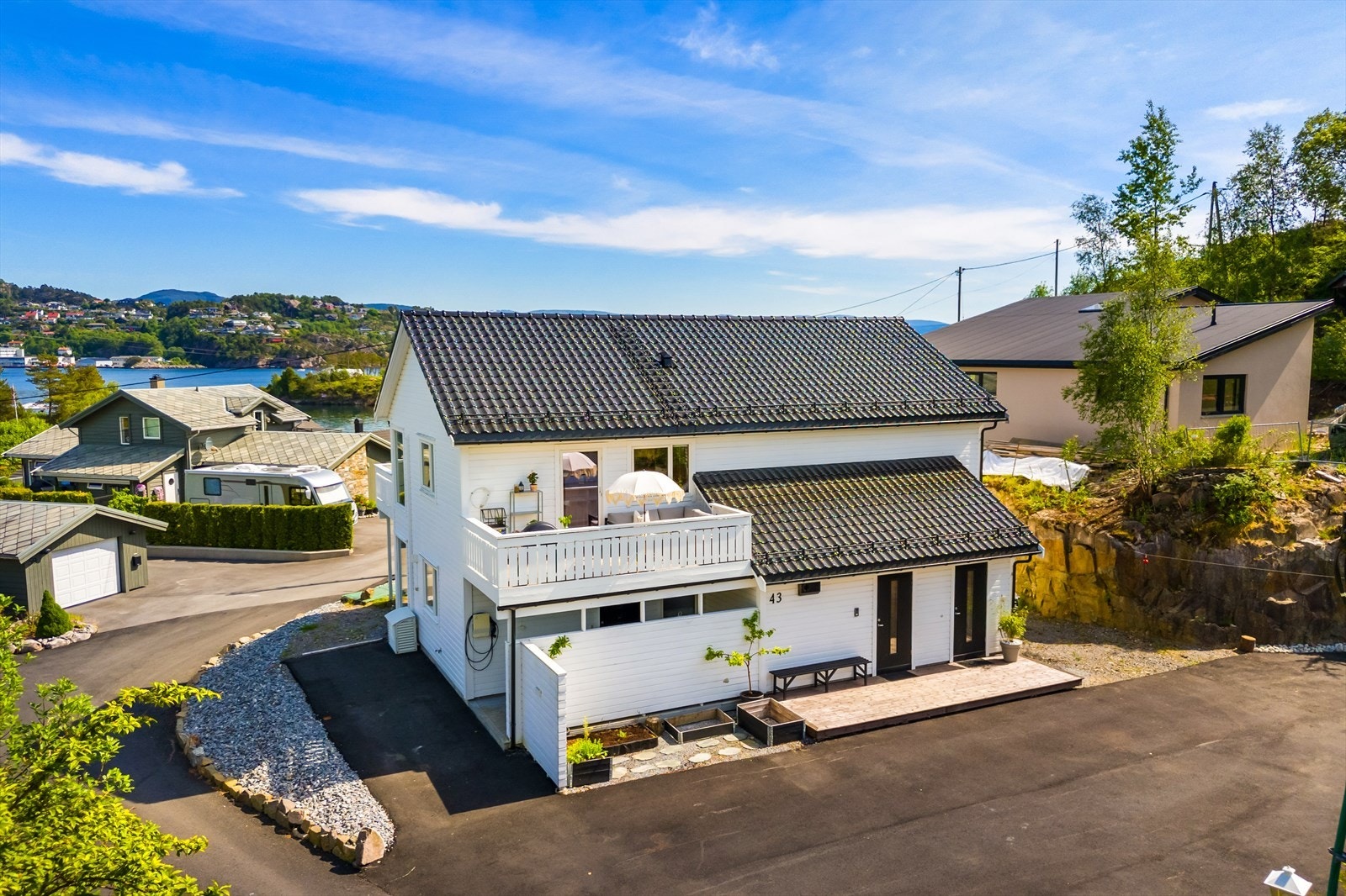Pent opparbeidet tomt med asfaltert innkjørsel, markterrasser, hage med plen og diverse beplantning. Galleribilde