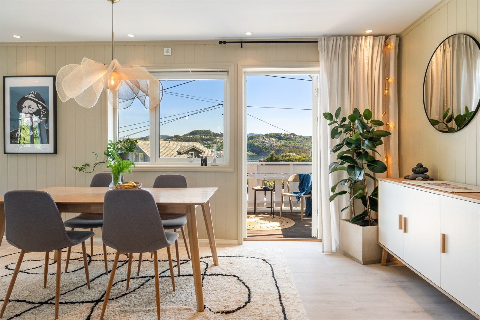 Fra stue er det adkomst ut til etasjens ene balkong. Galleribilde