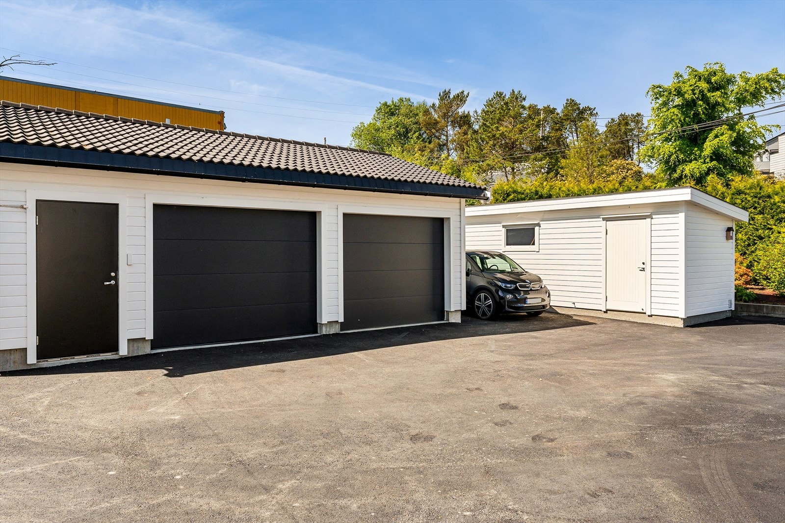 Dobbel garasje på 47 kvm og frittliggende sportsbod på 18 kvm. Galleribilde