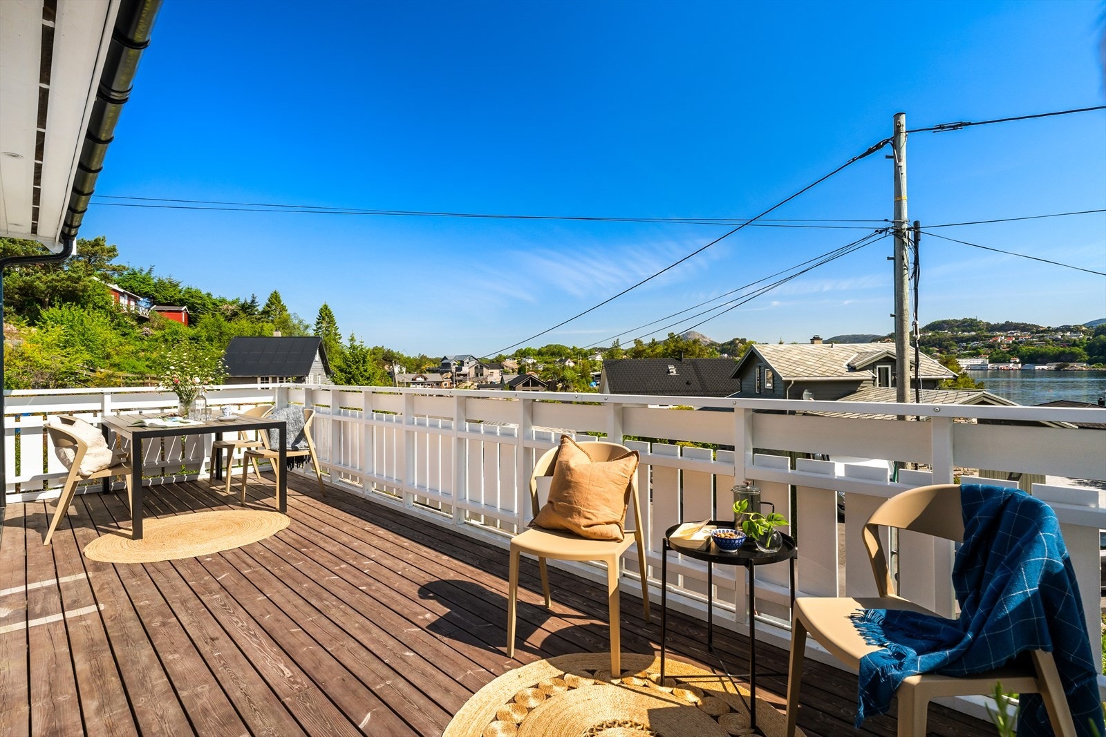 Balkongen rommer både spisegruppe og loungemøbler. Galleribilde