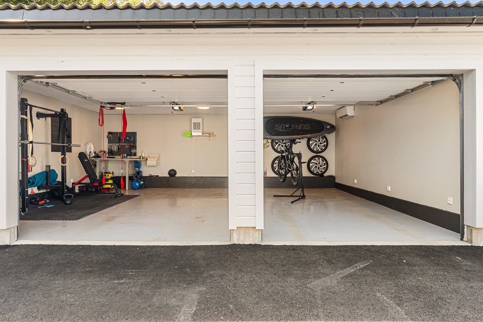 Garasjen er praktisk innredet med varmepumpe, egen avfukter, epoxygulv, el-bil lader, motoriserte porter og plass til garasjegym. Galleribilde