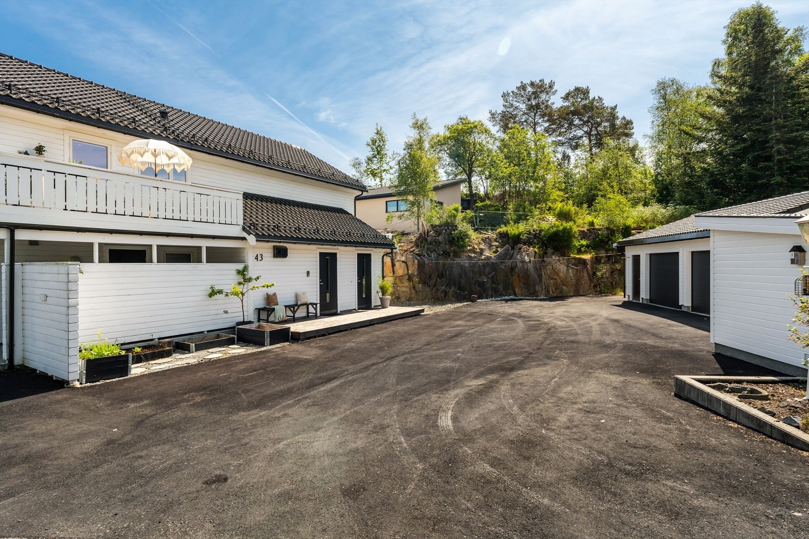 Like over plassen på tunet ligger bod og garasje. Galleribilde