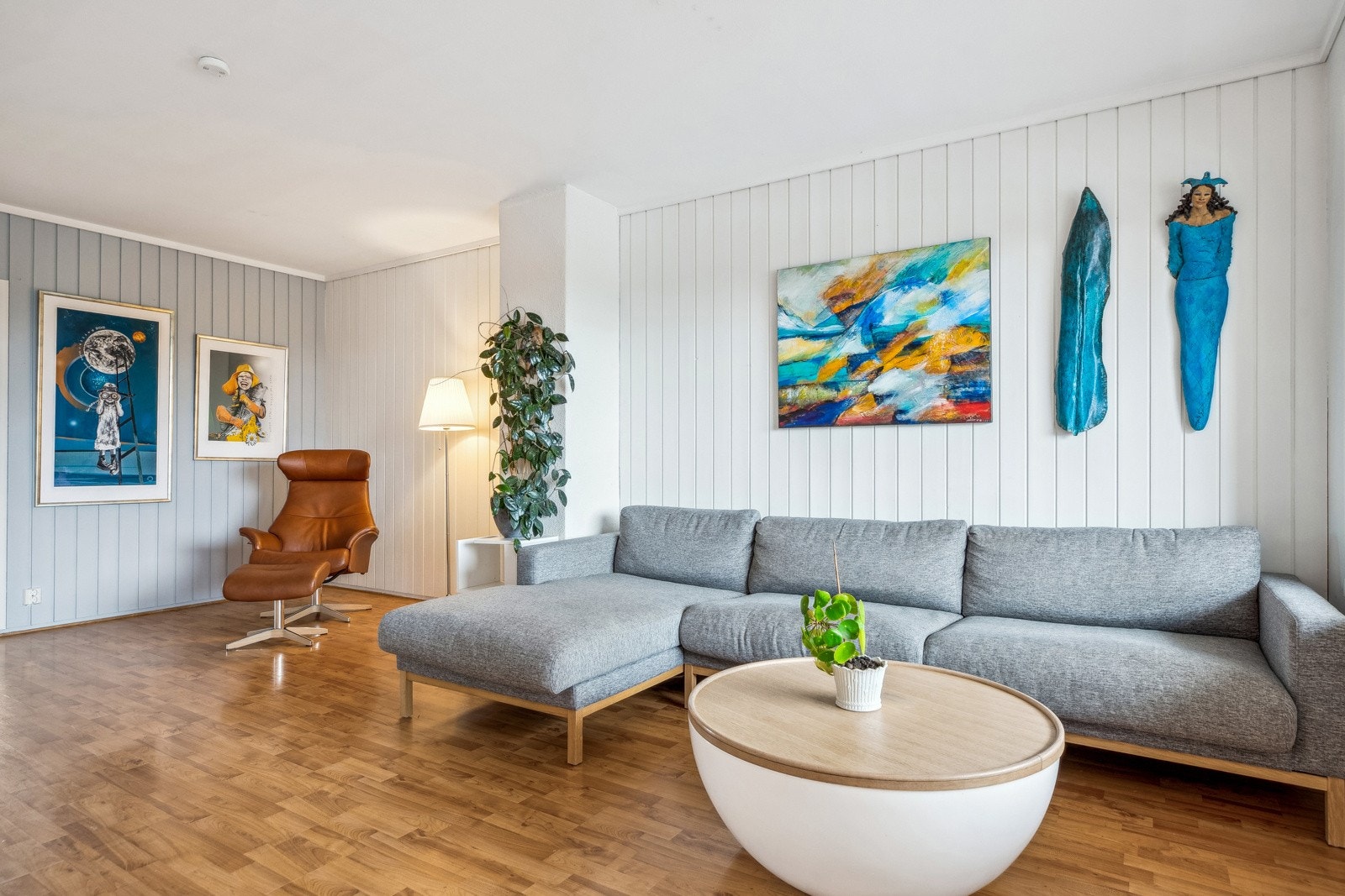 Stuen oppleves som lys og luftig. Det er malt i tidsriktige farger. Galleribilde