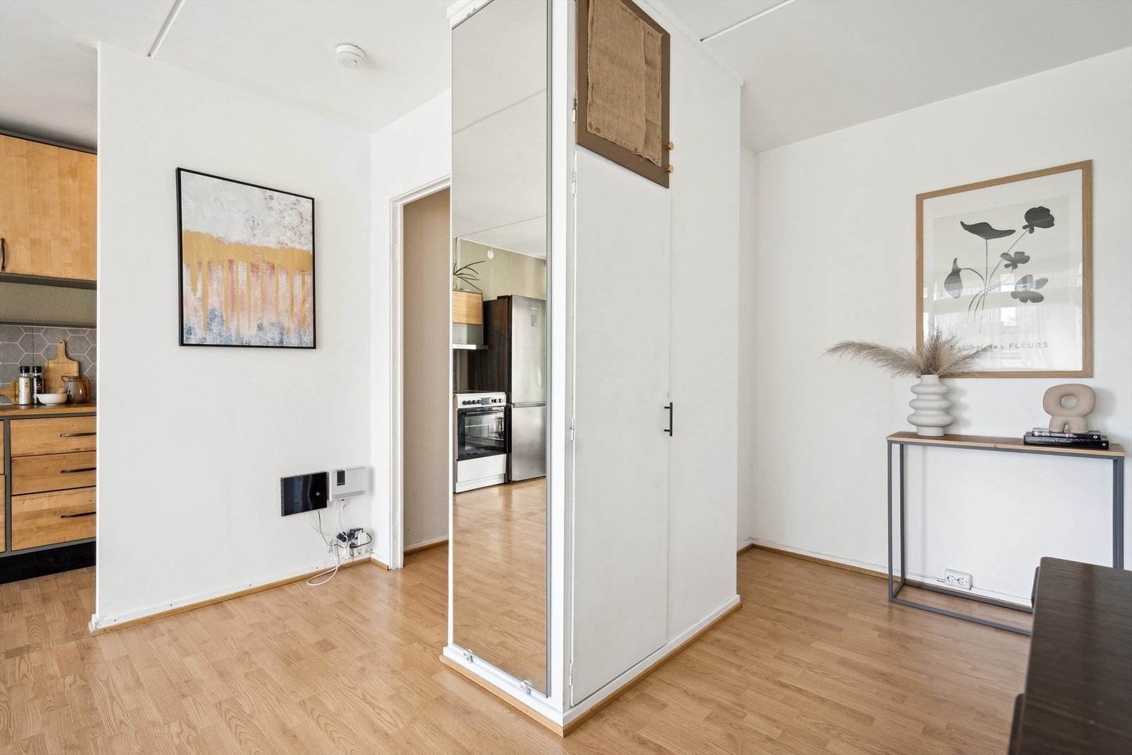 Ekstra oppbevaringsplass i garderobeskap som kan åpnes fra både stuen og gangen. Galleribilde