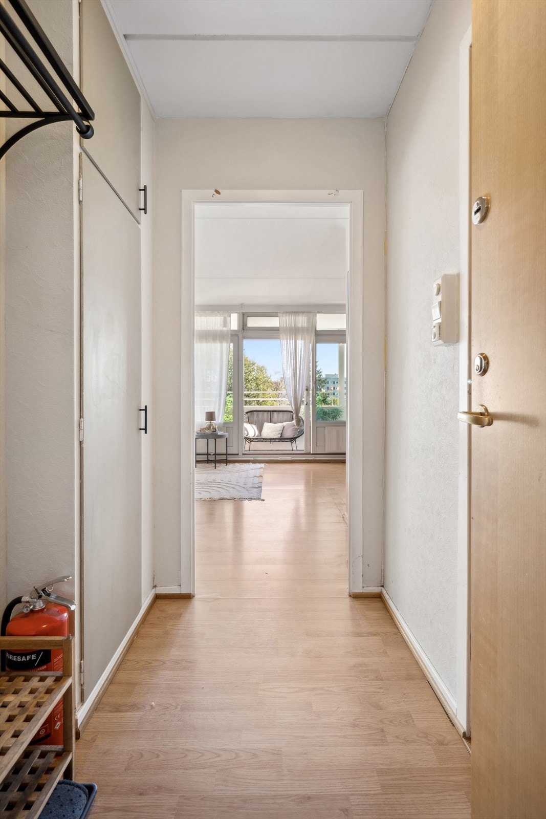 Romslig entré med god plass til å henge fra deg yttertøyet og parkere skoene før du går videre inn i leiligheten. Galleribilde