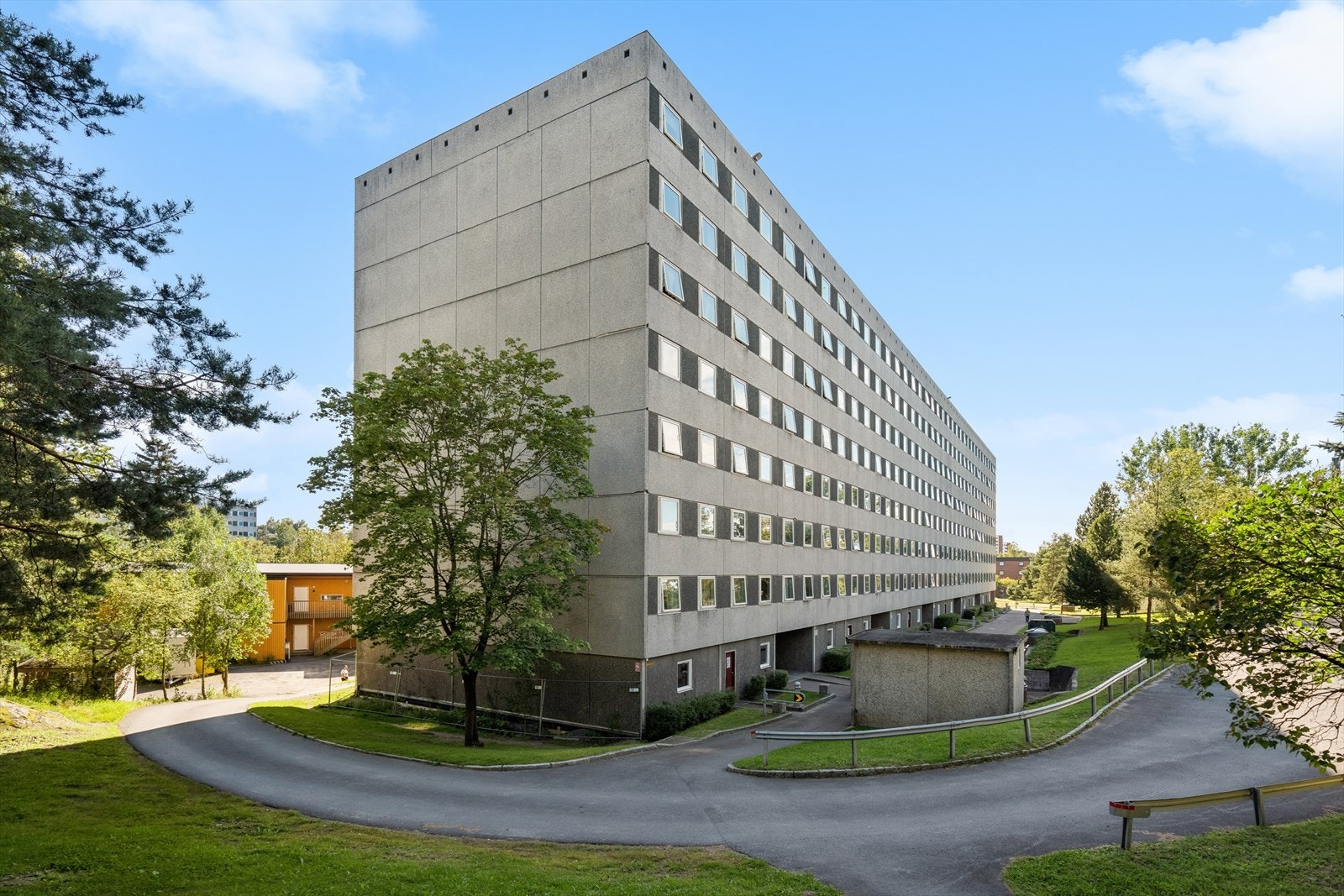 Haugenstua Borettslag består av 882 leiligheter fordelt på 42 oppganger i 10 blokker med 1, 3 og 4-roms leiligheter. Borettslaget ligger mellom 2 gater, Ole Brumms vei 2-44 og Garver Ytteborgs vei 101-139. Galleribilde