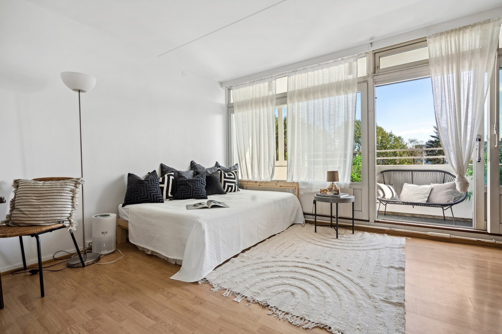 Fra stuen har man utgang til en sørvendt balkong på ca. 7m² som byr på gode solforhold. Galleribilde