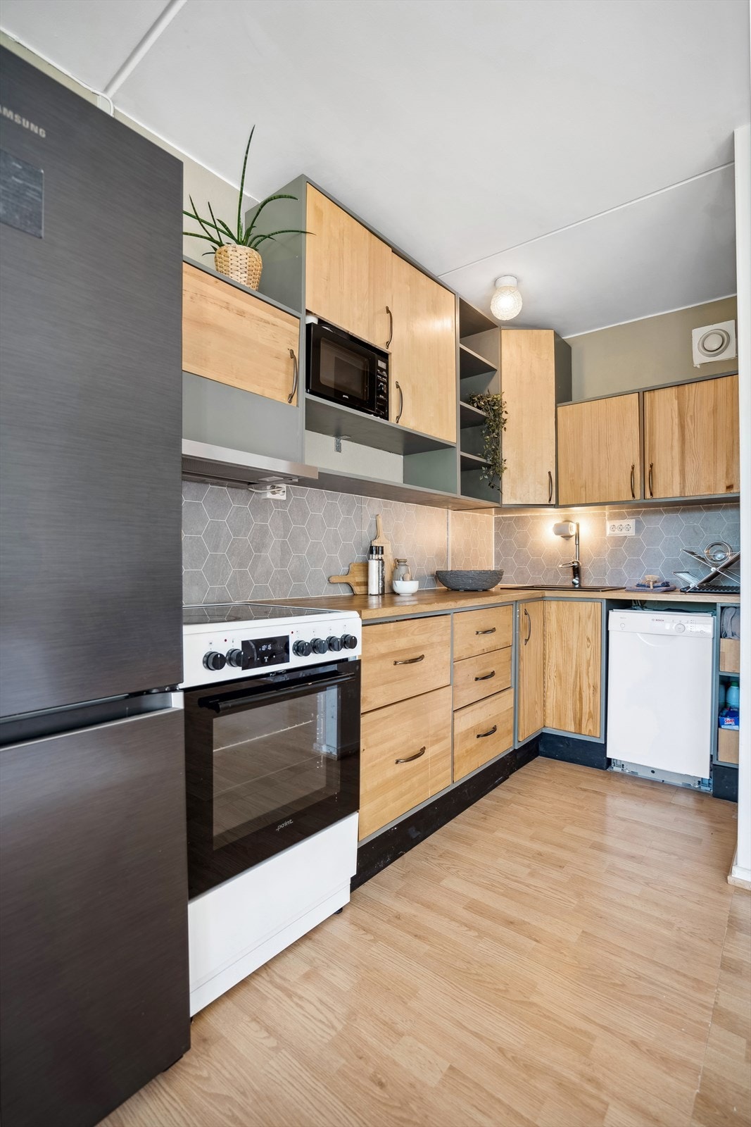 Her får du et nyere kjøkken med god skap- og oppbevaringsplass. Galleribilde