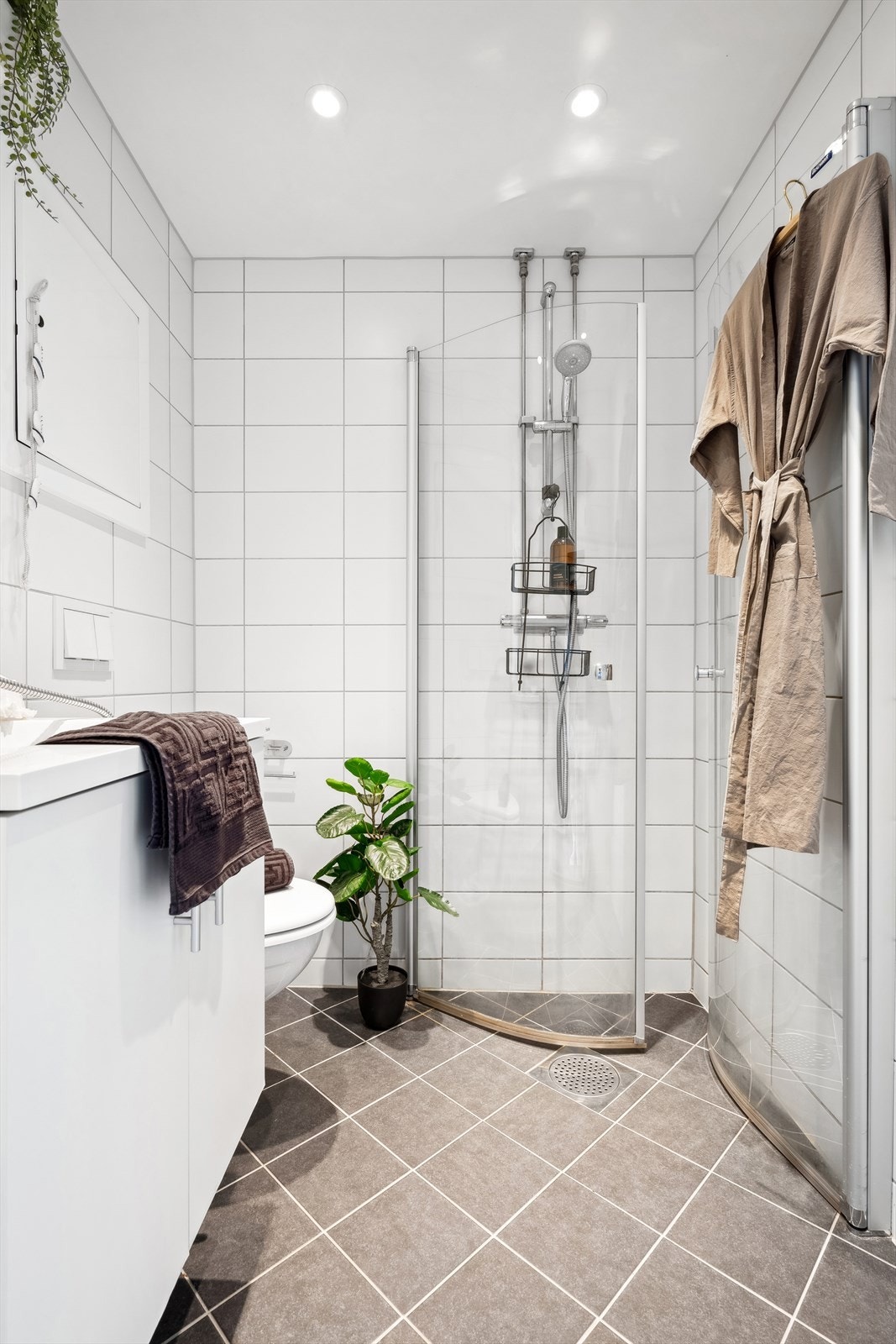 Pent og flislagt baderom pusset opp i regi av borettslaget i 2017. Det er opplegg for vaskemaskin og varmekabler i gulvet. Galleribilde