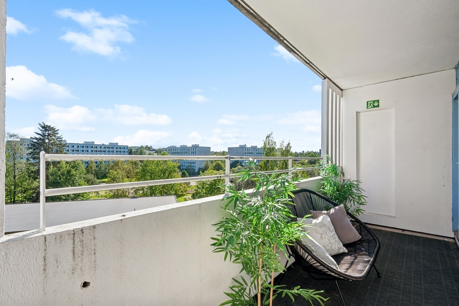 Balkongen byr på flott utsikt mot borettslagets grønne og frodige fellesområder. Det er god plass til utemøbler etter eget ønske. Galleribilde