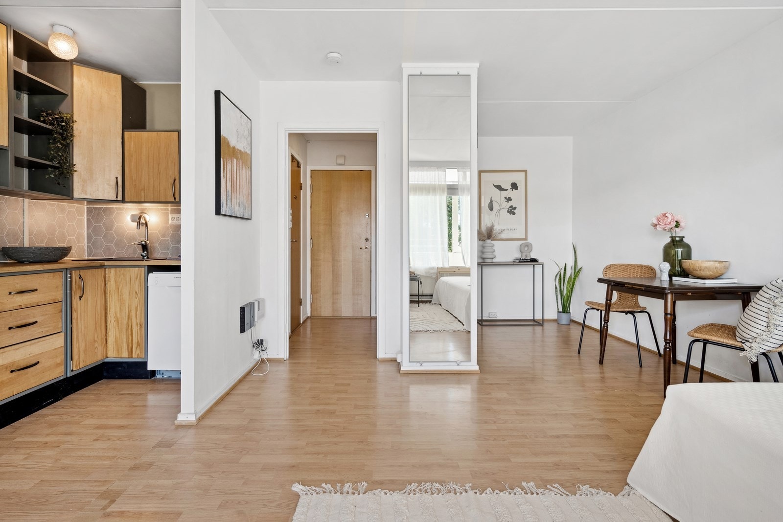 Det er delvis åpen kjøkkenløsning, med god plass til seng, spisegruppe, TV-seksjon og det du ellers måtte ønske. Det er også gode muligheter for etablering av alkove. Galleribilde