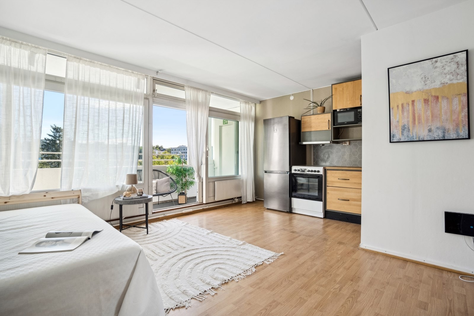 Stuen er romslig og lys, med en luftig atmosfære. De store vindusflatene bidrar til gode innvendige lysforhold. Galleribilde