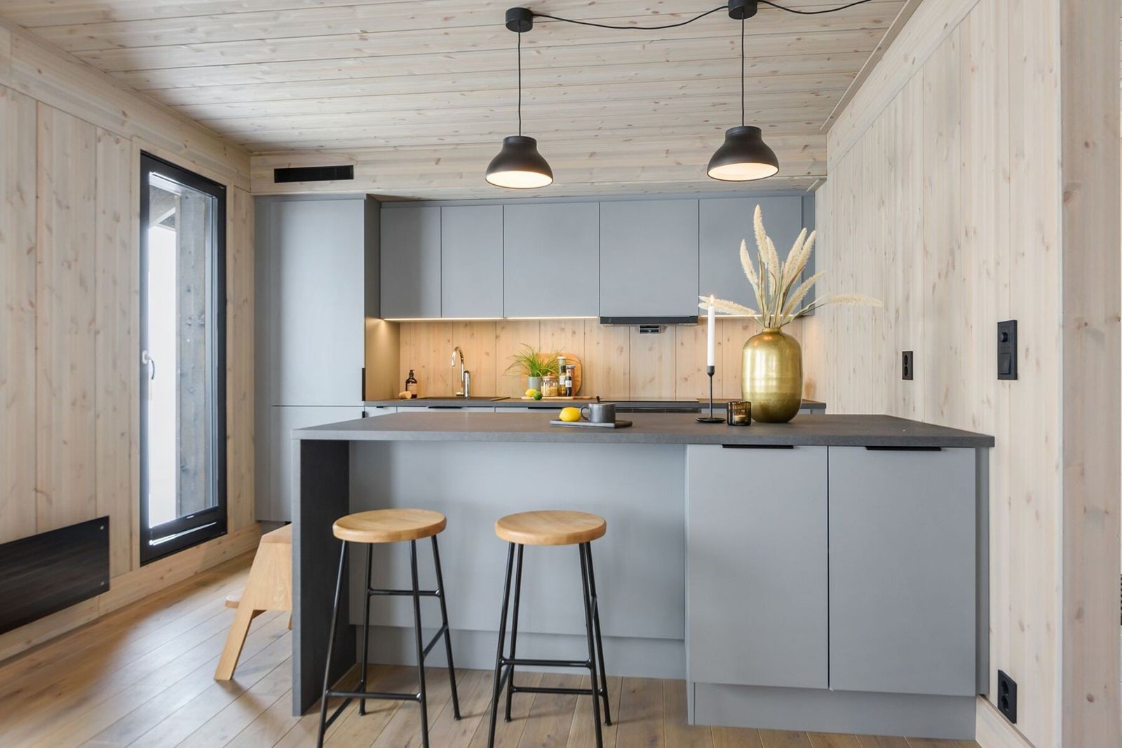 Praktisk kjøkkenøy med sitteplasser, god benkeplass og ekstra oppbevaring Galleribilde