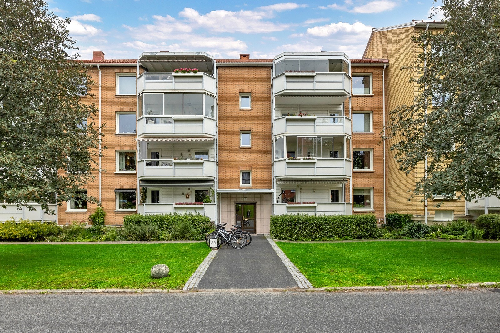Leiligheten er beliggende i høy 1.etasje og har gode lagringsmuligheter i tre lagringsboder. Hyggelig nabolag med gangavstand til det meste. Galleribilde