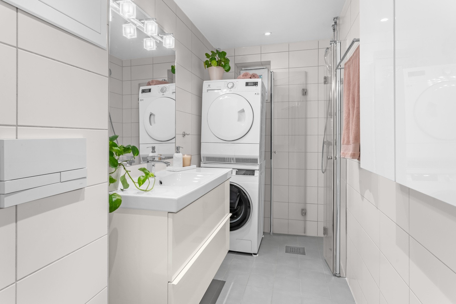 Flislagt baderom med varme i gulv og downlights i himling. Et godt sted å starte dagen! Baderomsinnredning med glatte fronter og heldekkende servant gir lagringsmuligheter for toalettartikler, mm. Galleribilde