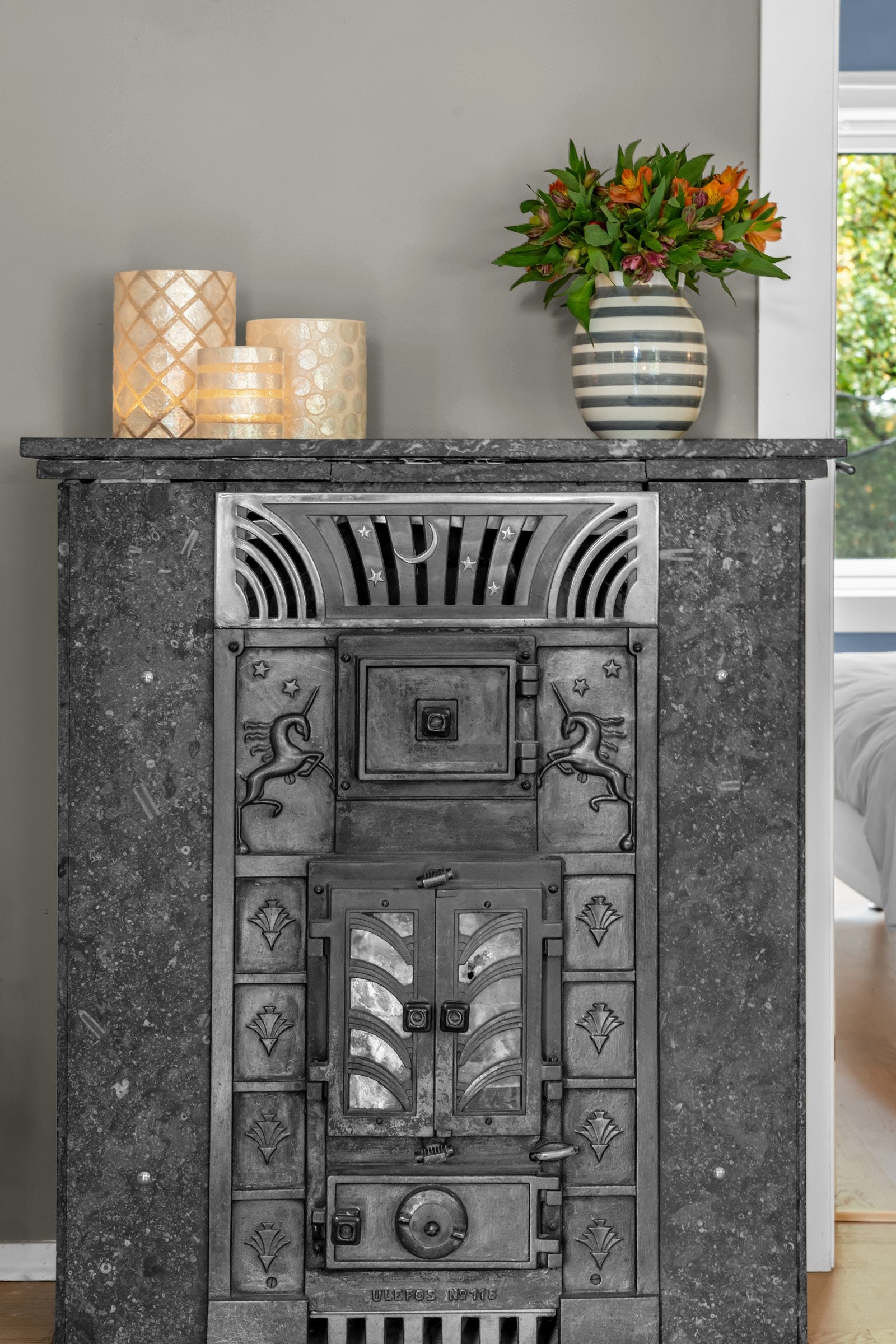 Kamin gir mulighet for vedfyring og ekstra hygge på kalde høst- og vinterkvelder. Galleribilde