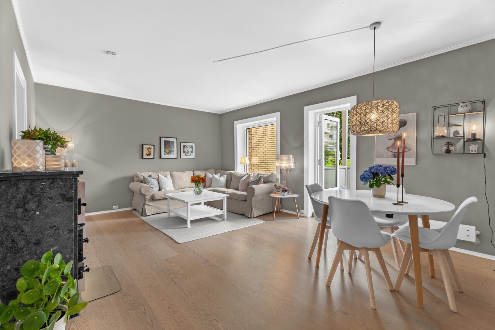 Leiligheten har en romslig stue med god plass til sofagruppe med tilhørende TV-møblement og spiseseksjon. Galleribilde